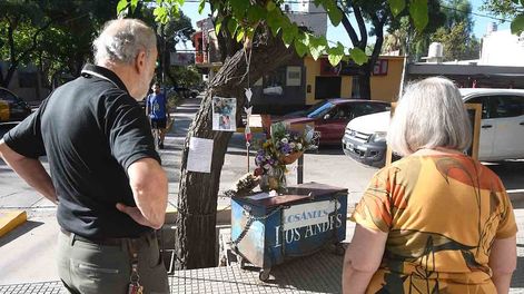 Los Andes | El puesto de diarios de Juancito permanece lleno de flores y mensajes de cariño de sus vecinos, que durante años disfrutaron de su servicialidad y simpatía. |Foto: José Gutiérrez / Los Andes