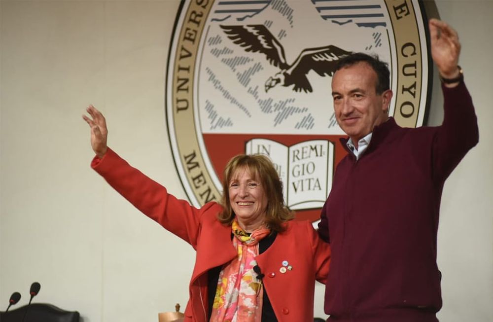 Interclaustro anuncia su victoria. La candidata a rectora Esther Sánchez, y el aspirante a vicerrector Gabriel Fidel, saludan a los militantes.