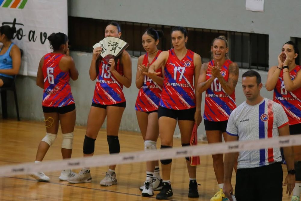 Vóley. Las capitaneadas por Ortega miran uno de los ensayos que ha tenido General San Martín Pacífico antes de la Liga Nacional femenina.