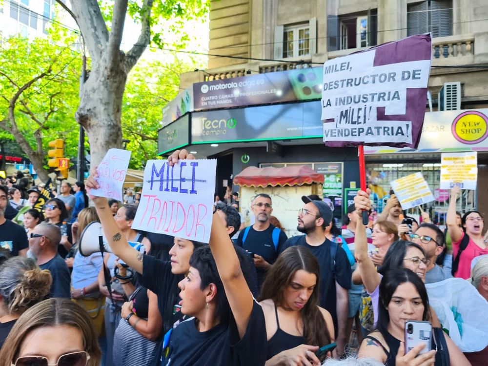 Manifestantes en contra de Milei en pleno centro de Mendoza