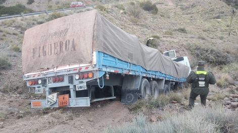 Un camión desbarrancó en Potrerillos tras quedarse sin frenos.&nbsp;