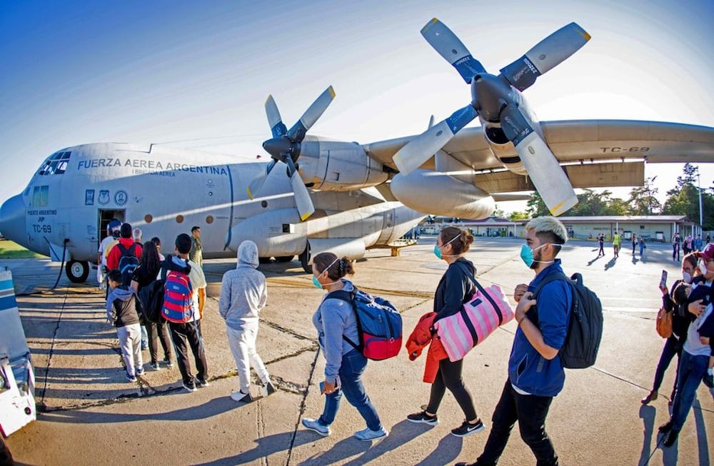 Pese a las restricciones, miles de argentinos viajaron igual al exterior