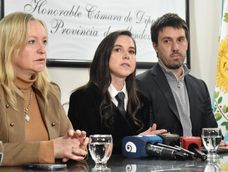 La ministra de Seguridad y Justicia, Mercedes Rus, presentó el proyecto de Ley de Ciberseguridad en el Senado. La acompañó la vicegobernadora Hebe Casado y el subsecretario Leandro Biskupovich.