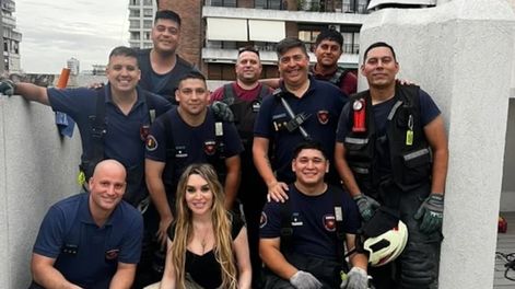 Los Andes | Florez se sacó una fotografía junto a los bomberos que participaron en el operativo | NA
