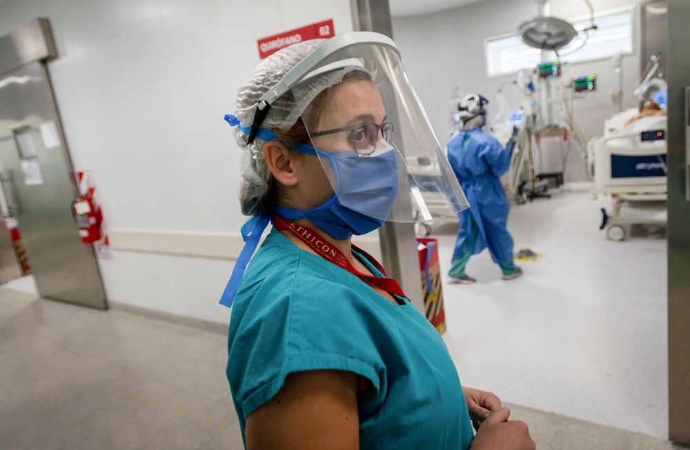 En riesgo. Otros seis trabajadores de la salud dieron positivo de Covid-19 en el último reporte oficial. Además, 10 pacientes fueron detectados en geriátricos de la provincia. Foto: Ignacio Blanco.