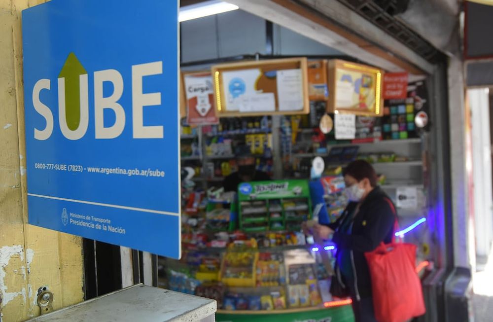 Cuesta conseguir tarjetas de SUBE y en ningún kiosco cargan la tarjeta Red Bus para poder viajar en colectivo. Foto: José Gutiérrez / Los Andes.