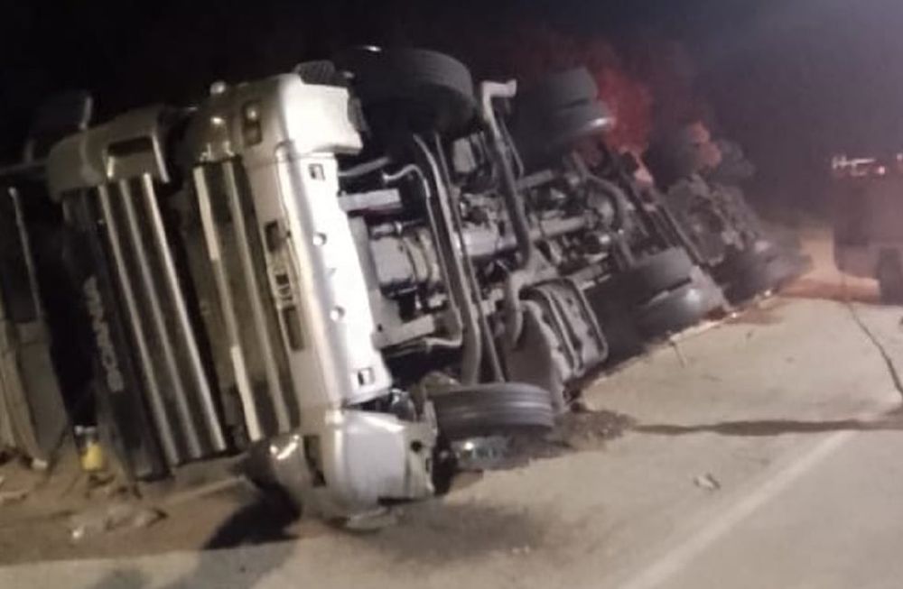 Accidente vial en Lavalle: un camionero volcó tras pisar la banquina (Gentileza X @MATIPASCUALETTI)