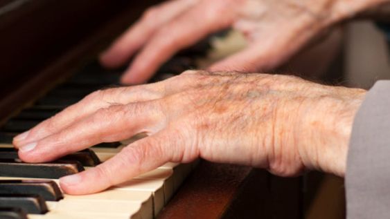 Un anciano cubierto de tatuajes cautivó a los clientes de un negocio en Australia, quienes disfrutaron de su música durante un largo rato.