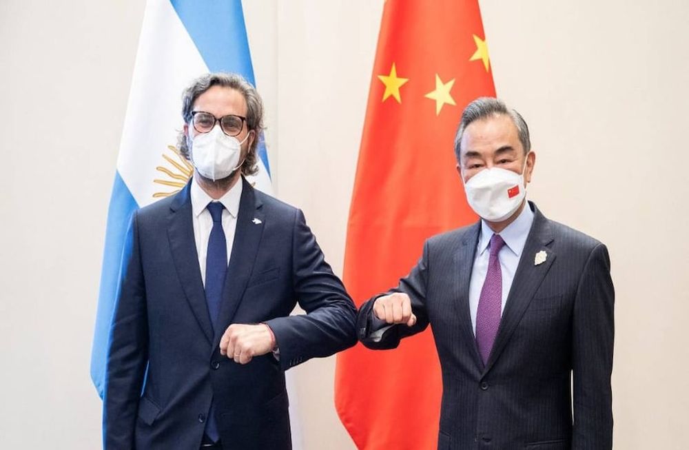 El canciller Santiago Cafiero se reunió con el consejero de Estado y Ministro de Relaciones Exteriores de la República Popular China, Wang Yi, en el marco del encuentro de ministros y ministras de Relaciones Exteriores del G20 en Bali, Indonesia.