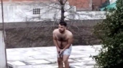 Los Andes | El insólito momento cuando el hombre sale en ropa interior quedo registrado en un video.