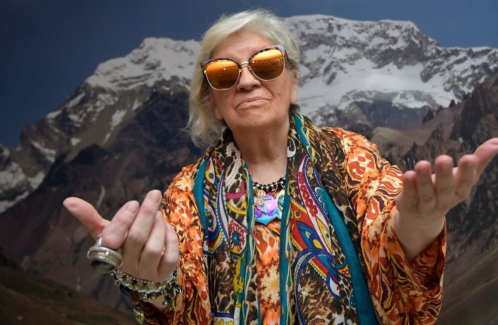 Azucena Agüero Blanch Hechicera, artista plástica y parasicóloga son unos de los títulos que conserva Azucena en su larga carrera. foto: Orlando Pelichotti