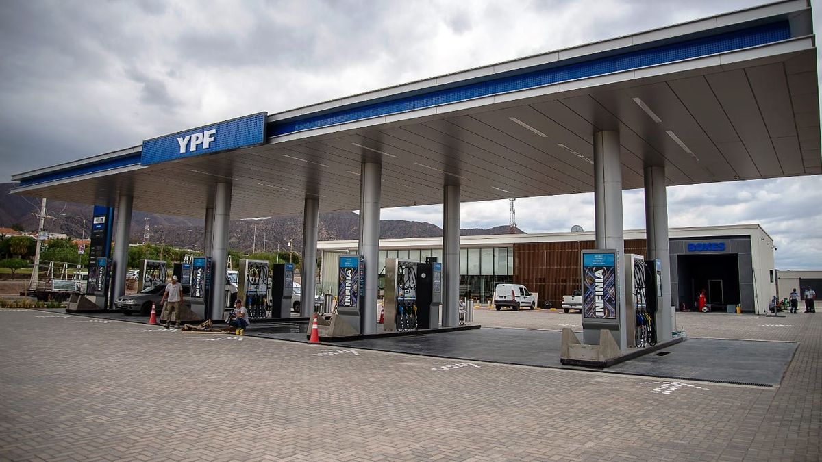 Tras el congelamiento de precios, YPF define el lunes el nuevo esquema de subas en los combustibles