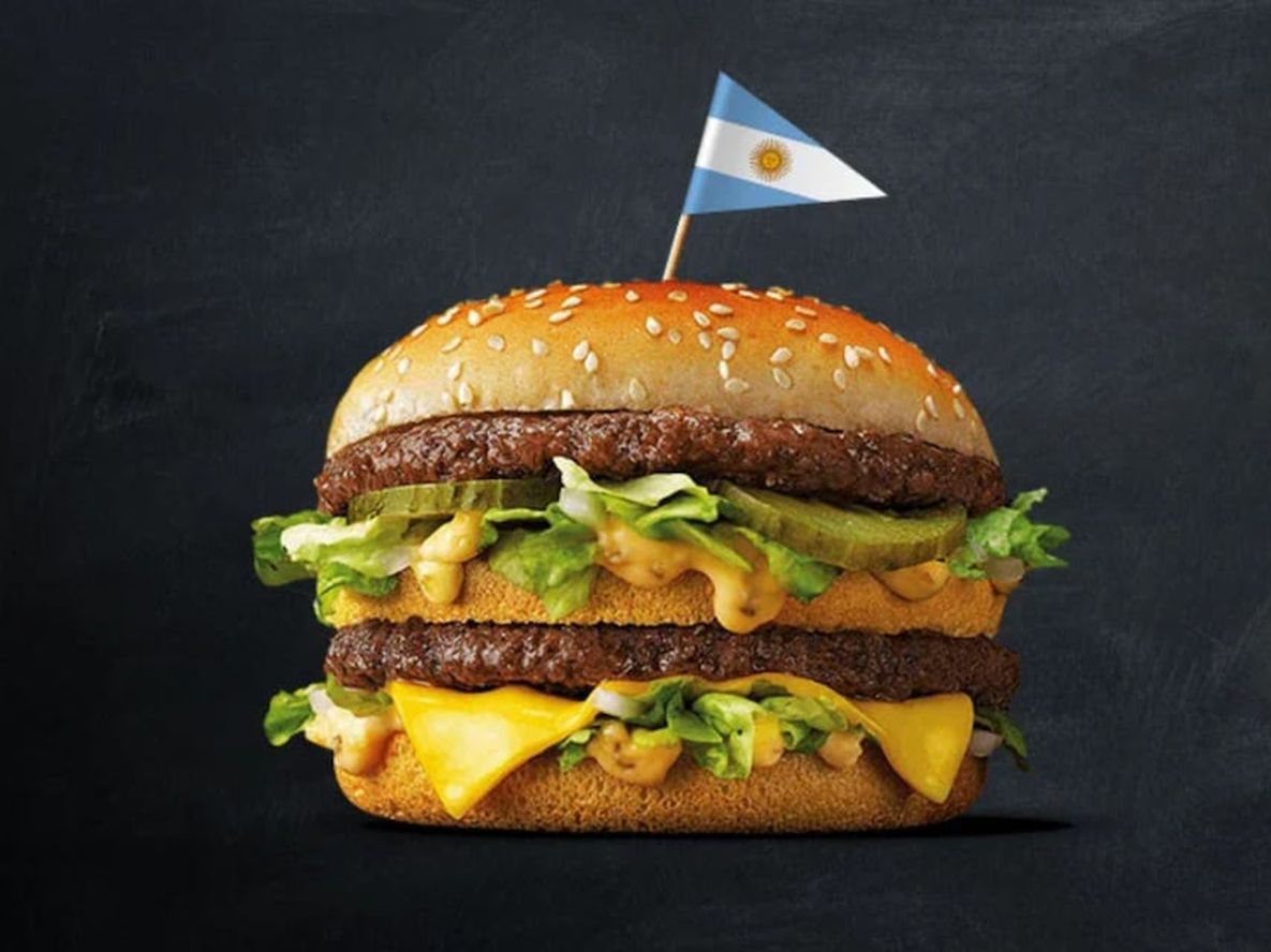 El índice Big Mac se utiliza para medir la devaluación de las monedas y Argentina está entre las cuatro más depreciadas.