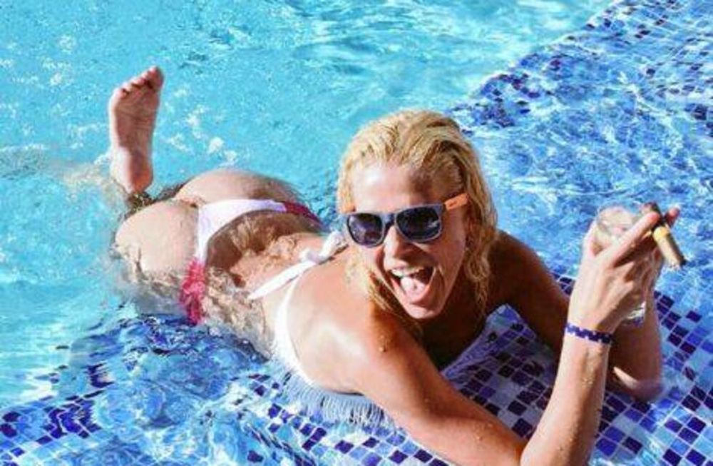 A Nazarena Vélez le volvió la sonrisa: enamorada y en topless en el Caribe