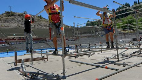 Los Andes | La empresa que ganó la licitación comenzó con el complejo ensamble de la estructura en el teatro griego para contener a más de mil bailarines y músicos. | Foto: Orlando Pelichotti / Los Andes
