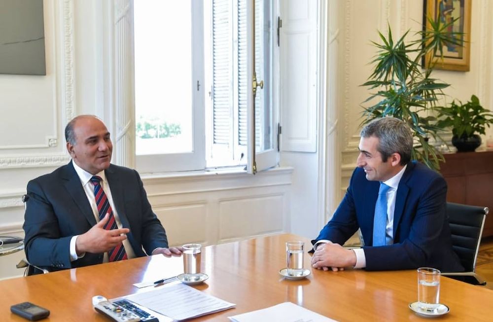 Manzur en Casa Rosada con el director de Estrategias de Deuda para América Latina del Banco Barclays de Nueva York, Sebastián Vargas.