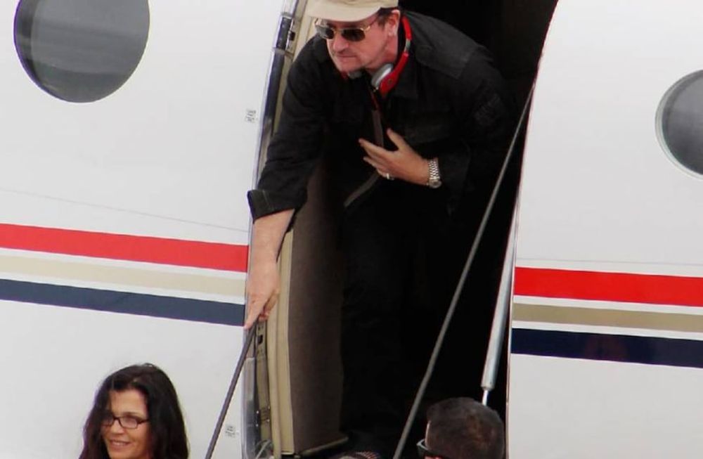 El avión donde viajaba Bono sufrió un accidente