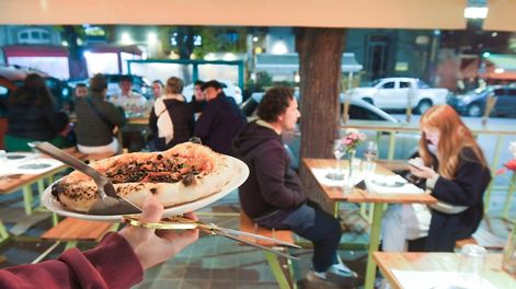 Los Andes | Calle Sarmiento se ha convertido en un polo gastronómico para los turistas, muy cerca de los principales hoteles. - Foto: José Gutierrez / Los Andes