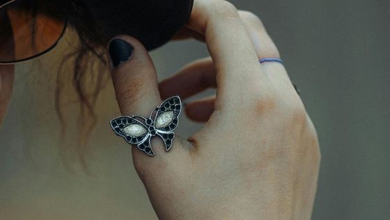 Anillo en dedo pulgar. Fuente: Canva