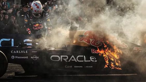 Fórmula 1. El piloto nipón apaga el fuego de la máquina con la cual alguna vez Sebastián Vettel salió campeón de la Máxima en el 2011.