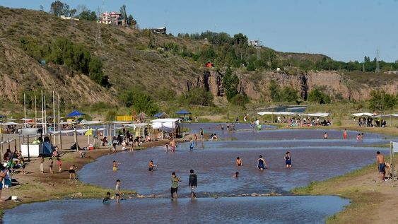 Atención: qué personas tienen más riesgo de verse afectadas por el calor y cómo actuar. Playita del Río Mendoza de Luján de Cuyo.Foto: Orlando Pelichotti