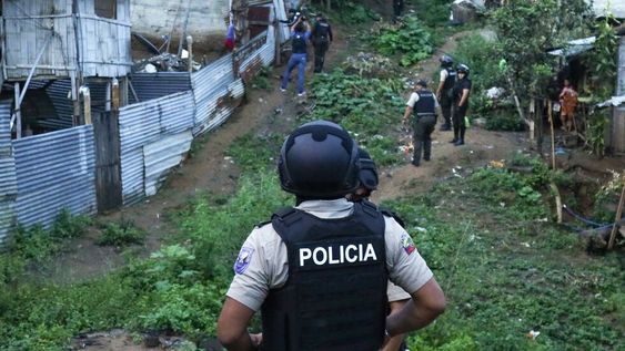 La policía ejecuta un operativo en busca de armas y drogas con el fin de combatir a grupos criminales y extorsionadores, el jueves 4 de abril de 2024, en el barrio de Nueva Guayaquil, en Guayaquil, Ecuador. Los ecuatorianos votarán el domingo 21 de abril en una nueva una consulta popular que, de acuerdo con el gobierno, busca dar soluciones a uno de los problemas más agobiantes: la creciente violencia atribuida a bandas criminales relacionadas con el narcotráfico. (AP Foto/César Muñoz)