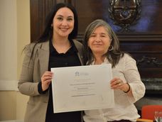 La senadora María Luz Llorens (Bloque PJ) junto a la poeta mendocina Marta Miranda.
