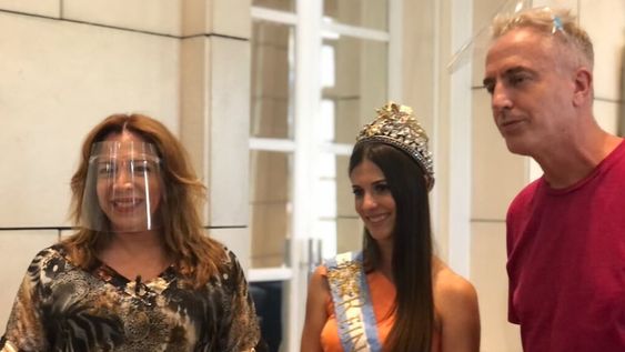 Lizzy y Marley junto a la Reina de la Vendimia de 2020.