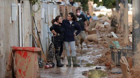 Los Andes | Voluntarios y vecinos trabajan para despejar una calle de Paterna (Valencia), este martes. Una semana después del paso de la Dana, varios de los pueblos más afectados siguen en shock y con grandes necesidades. Foto: EFE