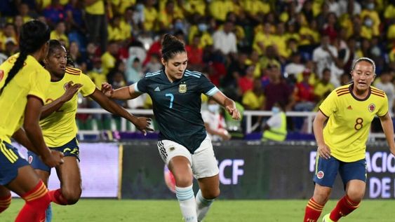 La jugadora de Mendoza, Chiara Singarella debutó y marcó su primer gol en la Selección Argentina. Aquí en plena jugada de Singarella segundos antes de rematar y convertir el gol del empate.