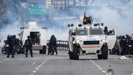 Integrantes de la Policía Nacional Bolivariana (PNB) enfrentan a manifestantes opositores este lunes, durante una protesta contra de los resultados de las elecciones presidenciales, en Caracas (Venezuela). Foto: EFE/ Ronald Peña R.