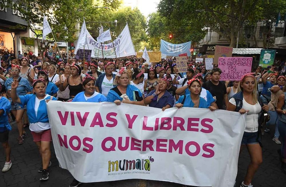 Agrupaciones feministas y políticas llenaron las calles de la Ciudad de Mendoza para alzar su voz en el Día Internacional de la Mujer. - Foto: José Gutierrez / Los Andes