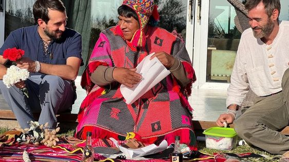 Al centro, Tayta Jacinto Huaman Ccapa. Pampamisayoq Qero de Yanaruma, Perú, junto a los miembros de Conciencia Activa Diego Giovanini (izq.) y Fernando Prats (der.)