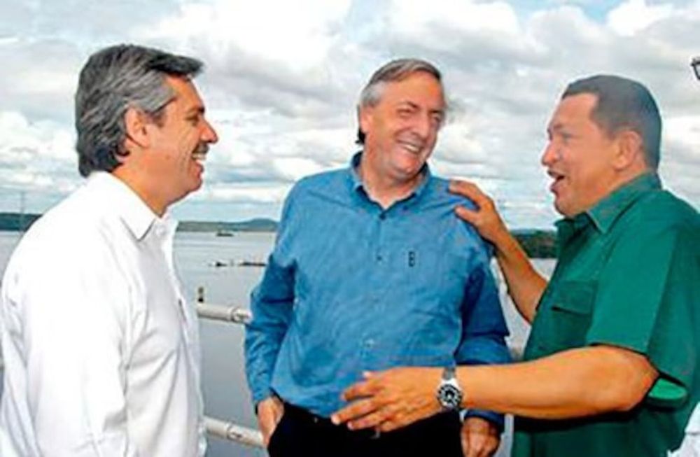 Alberto Fernández, y Néstor Kirchner junto a Hugo Chávez.
