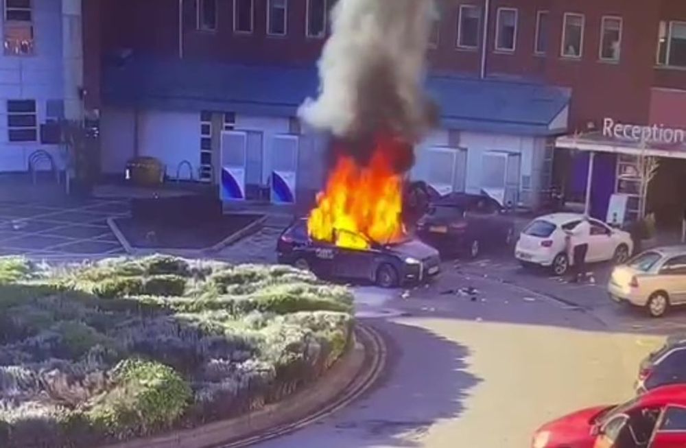 El episodio dejó un muerto y un herido, el taxista. Este último logró encerrar al pasajero con la bomba antes de salvar su vida. / The Sun