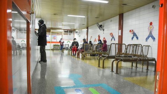 A nivel general, en la mayoría de las salas de guardia de los hospitales se observa poca gente, debido a las restricciones y a la menor cantidad de casos estacionales.
