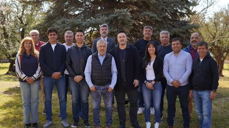El gobernador Alfredo Cornejo recibió en la Residencia de La Puntilla a Luis Petri y Facundo Correa Llano para sellar su candidatura. 