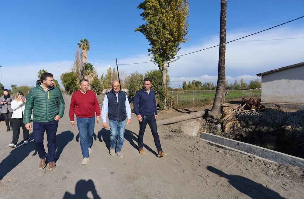 Sergio Marinelli, Marcelino Iglesias, Marcos Calvente y Mauricio Pinti Clop recorrieron los avances de las obras hídricas inéditas que encaran junto a los vecinos en la zona rural de Guaymallén y la Inspección Corralitos.