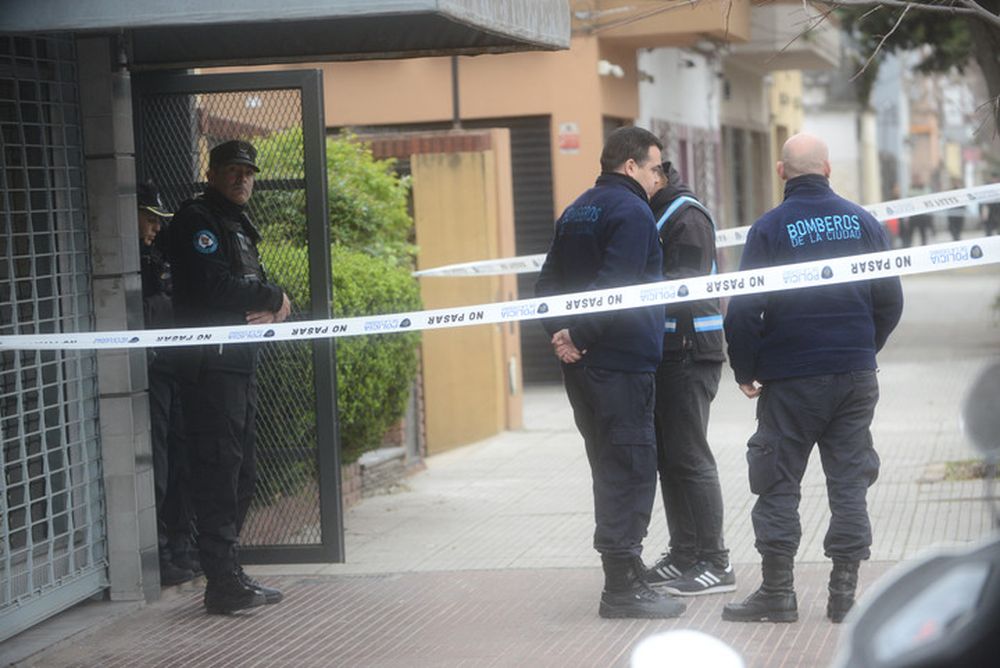 La nena despertó a su hermano mayor para que llamara a la Policía. 