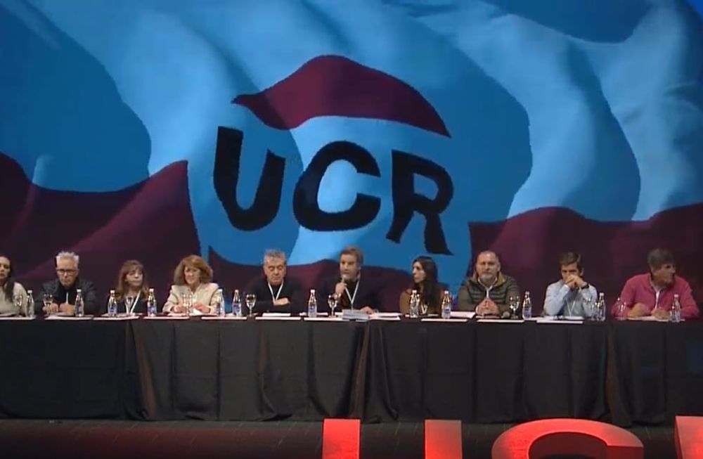 La Convención Nacional de la UCR reunida este viernes en La Plata renovó sus autoridades y el presidente de la Cámara de Diputados, Andrés Lombardi (penúltimo de derecha a izquierda) integrará la mesa.