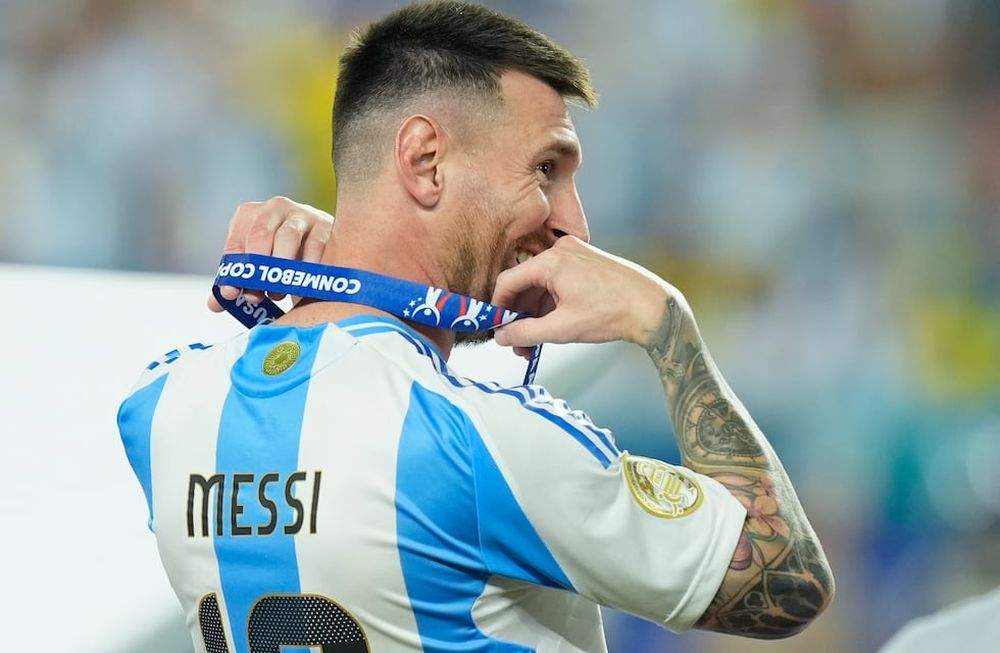 Lionel Messi, de Argentina, sostiene su medalla de campeón después de que su selección venció a la de Colombia en la final de la Copa América, en Miami Gardens, Florida, el lunes 15 de julio de 2024. (AP Foto/Rebecca Blackwell)