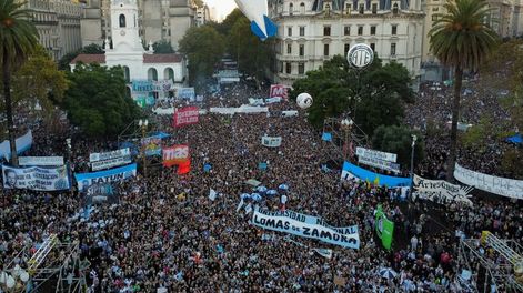 Los Andes | Una imagen de dron muestra a estudiantes universitarios, sindicatos y grupos sociales reunidos frente a la casa de gobierno Casa Rosada para protestar contra los recortes de motosierra del presidente Javier Milei en la educación pública. Foto NA: REU