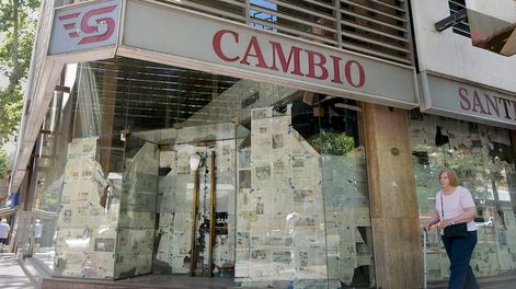 Los Andes | Se abrirá una cadena de comidas en ex Casa Santiago En estos días se tiene previsto la apertura de una casa de alimentos y bebidas, en Catamarca y San Martín de Ciudad, donde funcionó por años Casa de Cambio Santiago /  Foto: Orlando Pelichotti