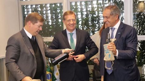 Los Andes | Rodolfo Suarez Junto a Daniel Scioli en plena reunión junto a Josue Gomes da Silva, presidente de la Federación industrial más grande de Sudamérica, Fiesp.