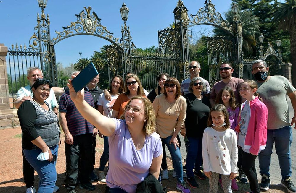 Contingente de cordobeses y porteños en los Portones del Parque San Martín, uno de los puntos más elegidos por los turistas. Foto: Orlando Pelichotti
