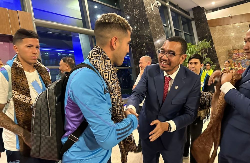 El plantel de la Scaloneta ya está en Yakarta, donde el lunes enfrentarán al seleccionado local, y les regalaron una prenda particular en su llegada. / Gentileza.