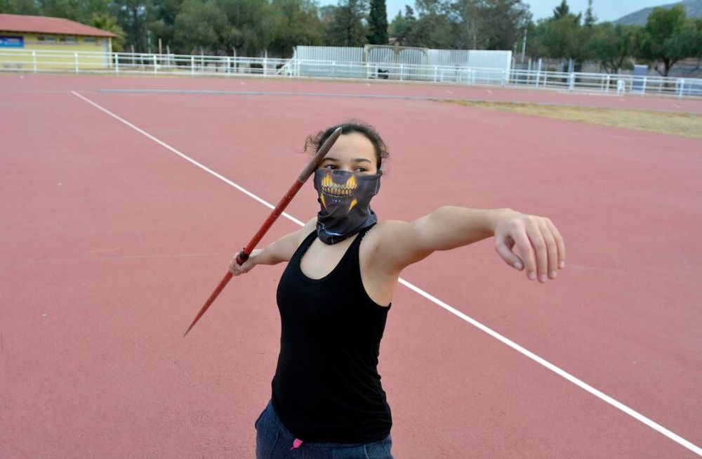 Nadime Vidal, especialista en jabalina de la UNCuyo, en una postal de su primer entrenamiento luego de más de tres meses de cuarentena. Foto: Nicolás Ríos- Diario Los Andes.