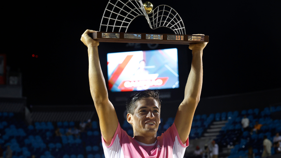 El argentino Sebastian Báez sostiene el trofeo de campeón este domingo, en la final del Abierto de Tenis de Rio de Janeiro, en Río de Janeiro (Brasil). EFE/ Antonio Lacerda.