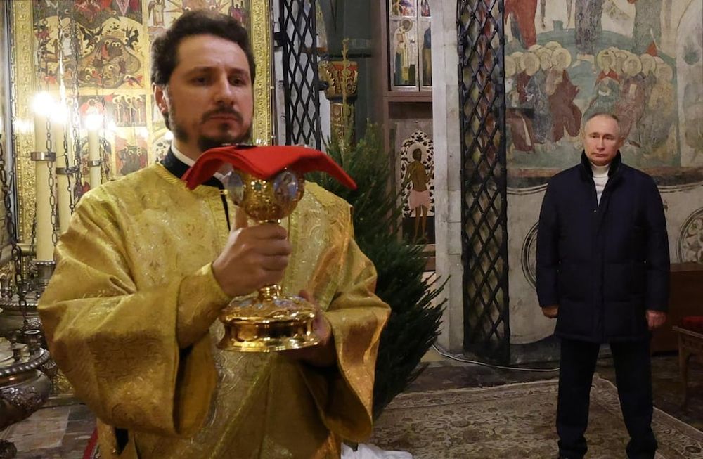 Putin celebró solo la Navidad ortodoxa en una iglesia dentro de la fortaleza del Kremlin. / Foto: EFE/ EPA/ MIKHAEL KLIMENTYEV / SPUTNIK / KREMLIN POOL