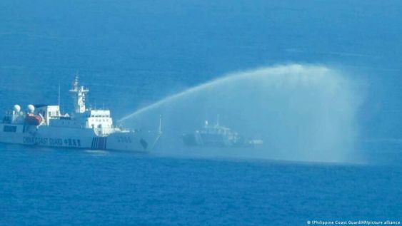 Imagen tomada por la Guardia Costera de Filipinas en el momento en que la Guardia costera de China ataca con cañones de agua a barcos filipinos en el mar del sur de China.